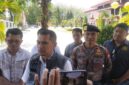 Kasubdit Tipidkor Ditreskrimsus Polda Sulsel, AKBP Jufri, didampingi Kasat Reskrim Polres Parepare, AKP Muh Saleh, usai rekonstruksi di Kantor Wali Kota Parepare.