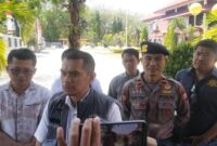 Kasubdit Tipidkor Ditreskrimsus Polda Sulsel, AKBP Jufri, didampingi Kasat Reskrim Polres Parepare, AKP Muh Saleh, usai rekonstruksi di Kantor Wali Kota Parepare.