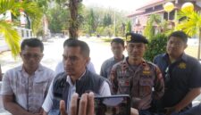 Kasubdit Tipidkor Ditreskrimsus Polda Sulsel, AKBP Jufri, didampingi Kasat Reskrim Polres Parepare, AKP Muh Saleh, usai rekonstruksi di Kantor Wali Kota Parepare.