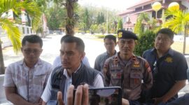 Kasubdit Tipidkor Ditreskrimsus Polda Sulsel, AKBP Jufri, didampingi Kasat Reskrim Polres Parepare, AKP Muh Saleh, usai rekonstruksi di Kantor Wali Kota Parepare.