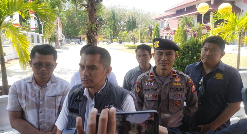 Kasubdit Tipidkor Ditreskrimsus Polda Sulsel, AKBP Jufri, didampingi Kasat Reskrim Polres Parepare, AKP Muh Saleh, usai rekonstruksi di Kantor Wali Kota Parepare.