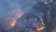 Tangkapan layar video yang beredar di media sosial memperlihatkan kobaran api dan kepulan asap membumbung tinggi melahap kawasan hutan pinus di lereng Gunung Nona, Kabupaten Enrekang, Sulawesi Selatan, Sabtu (15/8/2026).