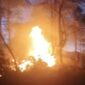 Tangkapan layar video memperlihatkan api sedang melalap kawasan hutan pinus di wilayah Bulu Salili, Kelurahan Malino, Kecamatan Tinggimoncong, Kabupaten Gowa, Sulawesi Selatan, Rabu (19/8/2026) petang. Luas area hutan yang terbakar diperkirakan mencapai dua hektare sebelum akhirnya berhasil dipadamkan tim gabungan.