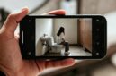Ilustrasi seorang mahasiswi direkam di dalam toilet sekolah oknum guru SD di Takalar (Visual AI)