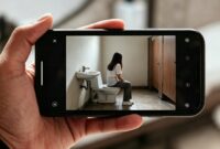 Ilustrasi seorang mahasiswi direkam di dalam toilet sekolah oknum guru SD di Takalar (Visual AI)