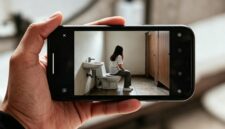 Ilustrasi seorang mahasiswi direkam di dalam toilet sekolah oknum guru SD di Takalar (Visual AI)