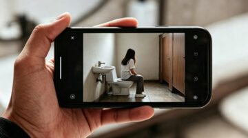 Ilustrasi seorang mahasiswi direkam di dalam toilet sekolah oknum guru SD di Takalar (Visual AI)