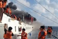 Tangkapan layar video yang beredar di media sosial memperlihatkan para penumpang KM Mutiara Sentosa 2 mengenakan jaket pelampung saat kebakaran terjadi di perairan utara Sumenep, Jawa Timur, Minggu (2/8/2026).