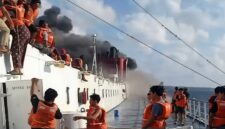 Tangkapan layar video yang beredar di media sosial memperlihatkan para penumpang KM Mutiara Sentosa 2 mengenakan jaket pelampung saat kebakaran terjadi di perairan utara Sumenep, Jawa Timur, Minggu (2/8/2026).