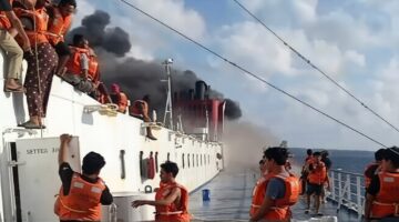 Tangkapan layar video yang beredar di media sosial memperlihatkan para penumpang KM Mutiara Sentosa 2 mengenakan jaket pelampung saat kebakaran terjadi di perairan utara Sumenep, Jawa Timur, Minggu (2/8/2026).