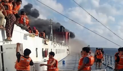 Tangkapan layar video yang beredar di media sosial memperlihatkan para penumpang KM Mutiara Sentosa 2 mengenakan jaket pelampung saat kebakaran terjadi di perairan utara Sumenep, Jawa Timur, Minggu (2/8/2026).
