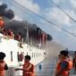 Tangkapan layar video yang beredar di media sosial memperlihatkan para penumpang KM Mutiara Sentosa 2 mengenakan jaket pelampung saat kebakaran terjadi di perairan utara Sumenep, Jawa Timur, Minggu (2/8/2026).