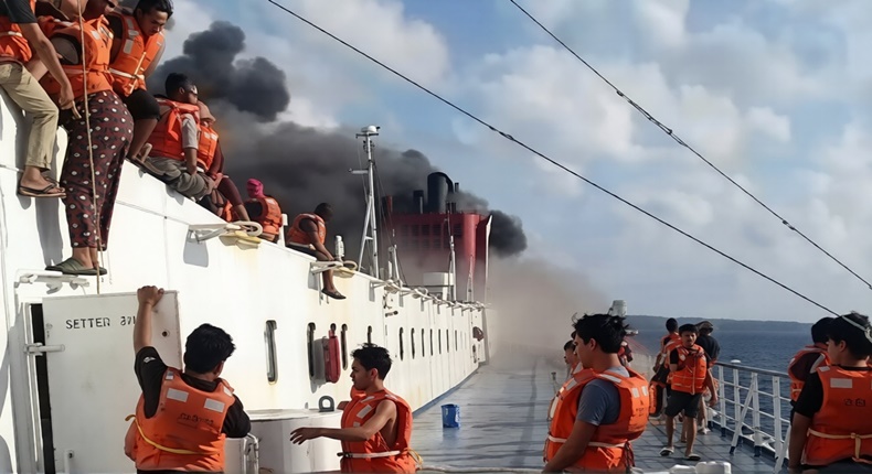 Tangkapan layar video yang beredar di media sosial memperlihatkan para penumpang KM Mutiara Sentosa 2 mengenakan jaket pelampung saat kebakaran terjadi di perairan utara Sumenep, Jawa Timur, Minggu (2/8/2026).