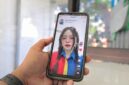 Ilustrasi tangkapan layar video yang menampilkan sosok Kasir Indomaret 7 Menit yang viral di media sosial. (Visual AI)