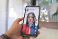Ilustrasi tangkapan layar video yang menampilkan sosok Kasir Indomaret 7 Menit yang viral di media sosial. (Visual AI)