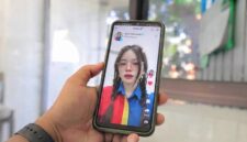 Ilustrasi tangkapan layar video yang menampilkan sosok Kasir Indomaret 7 Menit yang viral di media sosial. (Visual AI)
