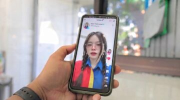Ilustrasi tangkapan layar video yang menampilkan sosok Kasir Indomaret 7 Menit yang viral di media sosial. (Visual AI)