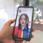 Ilustrasi tangkapan layar video yang menampilkan sosok Kasir Indomaret 7 Menit yang viral di media sosial. (Visual AI)