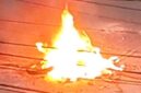 Motor diduga milik geng motor dibakar warga di kawasan Pasar Senggol Makassar (Tangkapan layar video)