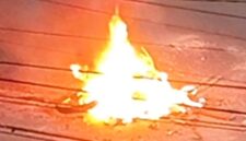Motor diduga milik geng motor dibakar warga di kawasan Pasar Senggol Makassar (Tangkapan layar video)