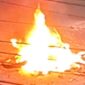 Motor diduga milik geng motor dibakar warga di kawasan Pasar Senggol Makassar (Tangkapan layar video)