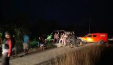 Petugas Polres Nabire melakukan olah TKP usai penemuan jasad gadis ABG yang ditemukan dalam kondisi terbakar di Jalan Waroki, Kabupaten Nabire, Papua Tengah. (Foto: Polres Nabire)