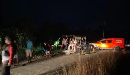 Petugas Polres Nabire melakukan olah TKP usai penemuan jasad gadis ABG yang ditemukan dalam kondisi terbakar di Jalan Waroki, Kabupaten Nabire, Papua Tengah. (Foto: Polres Nabire)