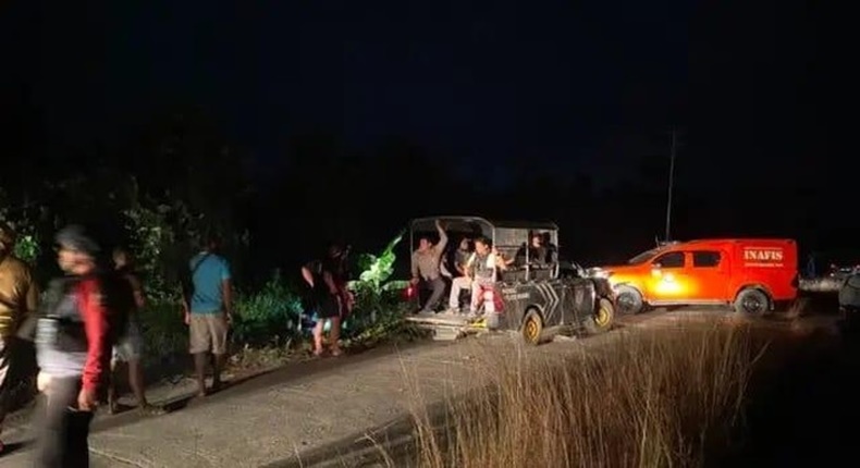 Petugas Polres Nabire melakukan olah TKP usai penemuan jasad gadis ABG yang ditemukan dalam kondisi terbakar di Jalan Waroki, Kabupaten Nabire, Papua Tengah. (Foto: Polres Nabire)
