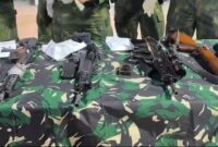Delapan jenis senjata api lengkap dengan peluru tajam berhasil diamankan Satgas TNI dari persembunyian kelompok OPM di Kabupaten Puncak, Papua Tengah, Minggu (16/8/2026). Senjata itu diduga disiapkan untuk melancarkan aksi teror menjelang peringatan HUT ke-81 Republik Indonesia. (Foto: Ist)