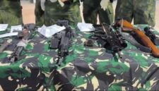 Delapan jenis senjata api lengkap dengan peluru tajam berhasil diamankan Satgas TNI dari persembunyian kelompok OPM di Kabupaten Puncak, Papua Tengah, Minggu (16/8/2026). Senjata itu diduga disiapkan untuk melancarkan aksi teror menjelang peringatan HUT ke-81 Republik Indonesia. (Foto: Ist)