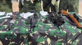 Delapan jenis senjata api lengkap dengan peluru tajam berhasil diamankan Satgas TNI dari persembunyian kelompok OPM di Kabupaten Puncak, Papua Tengah, Minggu (16/8/2026). Senjata itu diduga disiapkan untuk melancarkan aksi teror menjelang peringatan HUT ke-81 Republik Indonesia. (Foto: Ist)