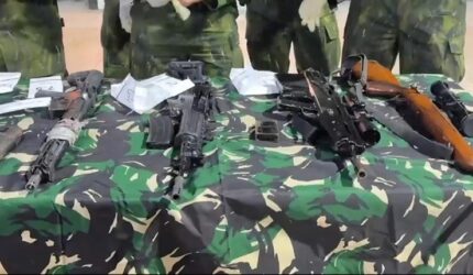 Delapan jenis senjata api lengkap dengan peluru tajam berhasil diamankan Satgas TNI dari persembunyian kelompok OPM di Kabupaten Puncak, Papua Tengah, Minggu (16/8/2026). Senjata itu diduga disiapkan untuk melancarkan aksi teror menjelang peringatan HUT ke-81 Republik Indonesia. (Foto: Ist)