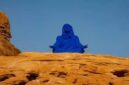 Patung figuratif berwarna biru bertajuk Najma karya seniman Lita Albuquerque dipajang di kawasan Wadi AlFann, AlUla, Provinsi Madinah, Arab Saudi, dalam ajang pameran seni internasional Desert X AlUla. Kehadiran instalasi tersebut memicu perdebatan dan kritik dari sebagian kalangan. (Foto : Ist)