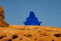 Patung figuratif berwarna biru bertajuk Najma karya seniman Lita Albuquerque dipajang di kawasan Wadi AlFann, AlUla, Provinsi Madinah, Arab Saudi, dalam ajang pameran seni internasional Desert X AlUla. Kehadiran instalasi tersebut memicu perdebatan dan kritik dari sebagian kalangan. (Foto : Ist)