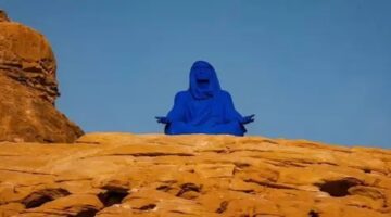 Patung figuratif berwarna biru bertajuk Najma karya seniman Lita Albuquerque dipajang di kawasan Wadi AlFann, AlUla, Provinsi Madinah, Arab Saudi, dalam ajang pameran seni internasional Desert X AlUla. Kehadiran instalasi tersebut memicu perdebatan dan kritik dari sebagian kalangan. (Foto : Ist)