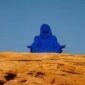 Patung figuratif berwarna biru bertajuk Najma karya seniman Lita Albuquerque dipajang di kawasan Wadi AlFann, AlUla, Provinsi Madinah, Arab Saudi, dalam ajang pameran seni internasional Desert X AlUla. Kehadiran instalasi tersebut memicu perdebatan dan kritik dari sebagian kalangan. (Foto : Ist)