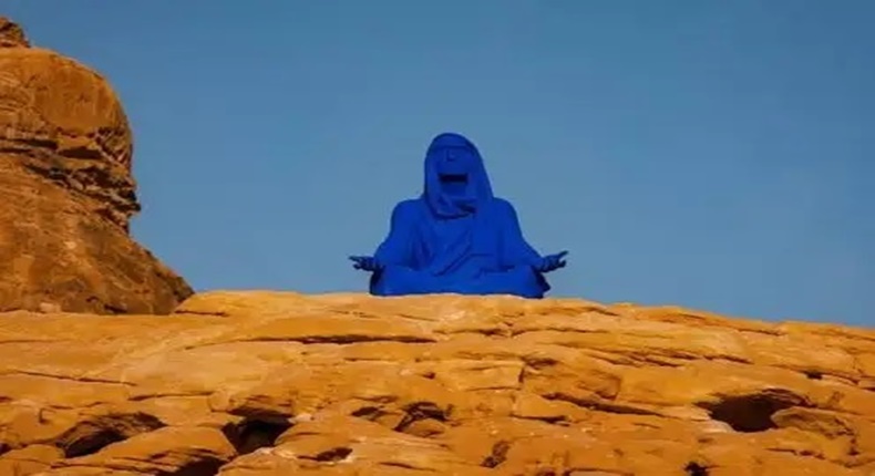 Patung figuratif berwarna biru bertajuk Najma karya seniman Lita Albuquerque dipajang di kawasan Wadi AlFann, AlUla, Provinsi Madinah, Arab Saudi, dalam ajang pameran seni internasional Desert X AlUla. Kehadiran instalasi tersebut memicu perdebatan dan kritik dari sebagian kalangan. (Foto : Ist)