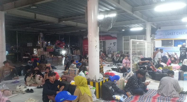 Suasana Terminal Dharma Ferry Pelabuhan Makassar saat penumpang menunggu proses check in. Keterlambatan pembukaan loket membuat penumpang harus menunggu berjam-jam di area terminal.