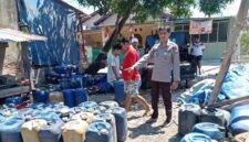 Ratusan jeriken berisi Pertalite dan Solar hasil penimbunan di Bulukumba diamankan aparat kepolisian. (Foto : Ist)