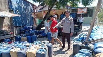 Ratusan jeriken berisi Pertalite dan Solar hasil penimbunan di Bulukumba diamankan aparat kepolisian. (Foto : Ist)