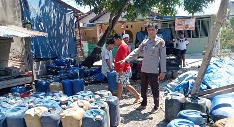 Ratusan jeriken berisi Pertalite dan Solar hasil penimbunan di Bulukumba diamankan aparat kepolisian. (Foto : Ist)