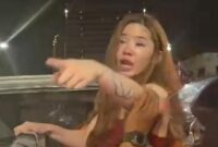 Tangkapan layar dari video viral yang merekam aksi pengemudi wanita berambut pirang saat diamankan setelah menyebabkan kecelakaan beruntun yang menewaskan seorang warga di Surabaya.