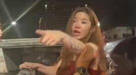 Tangkapan layar dari video viral yang merekam aksi pengemudi wanita berambut pirang saat diamankan setelah menyebabkan kecelakaan beruntun yang menewaskan seorang warga di Surabaya.