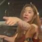 Tangkapan layar dari video viral yang merekam aksi pengemudi wanita berambut pirang saat diamankan setelah menyebabkan kecelakaan beruntun yang menewaskan seorang warga di Surabaya.