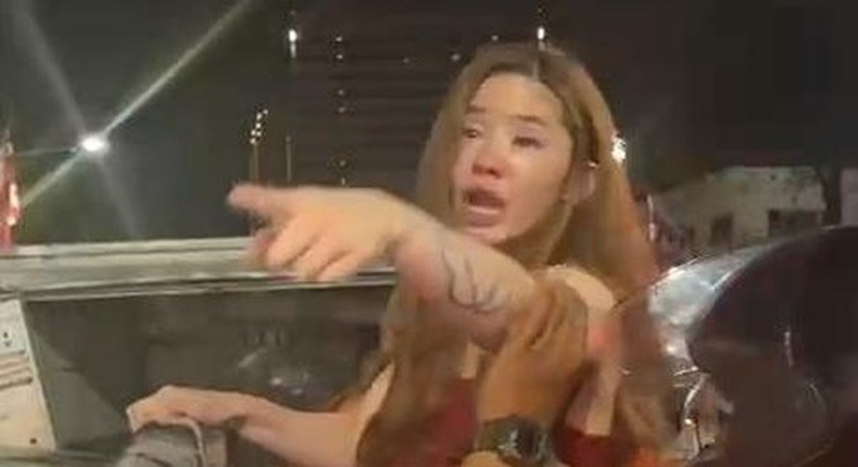 Tangkapan layar dari video viral yang merekam aksi pengemudi wanita berambut pirang saat diamankan setelah menyebabkan kecelakaan beruntun yang menewaskan seorang warga di Surabaya.