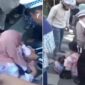 Kondisi di lokasi kecelakaan lalu lintas di perempatan Jalan Ahmad Yani, Watampone, Kabupaten Bone, yang melibatkan mobil yang dikemudikan seorang perwira polisi dengan sepeda motor. Insiden tersebut mengakibatkan seorang balita meninggal dunia (Foto kolase).