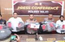 Kapolres Wajo AKBP Douglas Mahendrajaya (tengah) didampingi Wakapolres (kanan) menunjukkan barang bukti dalam konferensi pers pengungkapan kasus pembunuhan Paramita Titania Angelica alias Mita, Senin (10/8/2026).
