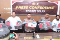 Kapolres Wajo AKBP Douglas Mahendrajaya (tengah) didampingi Wakapolres (kanan) menunjukkan barang bukti dalam konferensi pers pengungkapan kasus pembunuhan Paramita Titania Angelica alias Mita, Senin (10/8/2026).