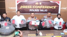 Kapolres Wajo AKBP Douglas Mahendrajaya (tengah) didampingi Wakapolres (kanan) menunjukkan barang bukti dalam konferensi pers pengungkapan kasus pembunuhan Paramita Titania Angelica alias Mita, Senin (10/8/2026).