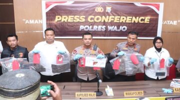 Kapolres Wajo AKBP Douglas Mahendrajaya (tengah) didampingi Wakapolres (kanan) menunjukkan barang bukti dalam konferensi pers pengungkapan kasus pembunuhan Paramita Titania Angelica alias Mita, Senin (10/8/2026).